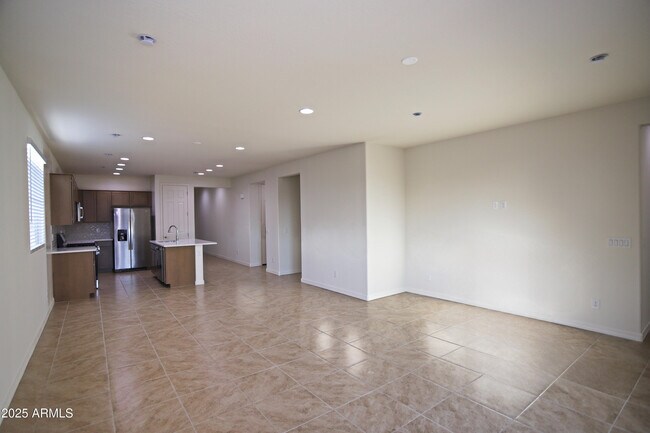 Building Photo - 1005 W Finch Dr