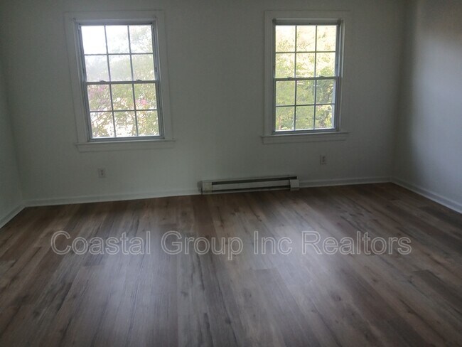 Building Photo - 861 W 48th St