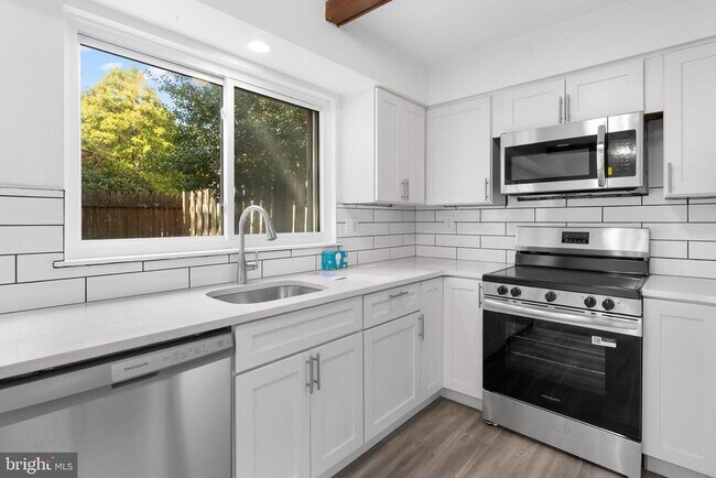 Building Photo - 14 Dover Ct