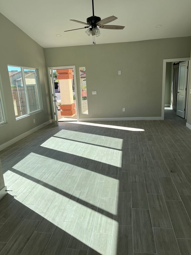 Building Photo - **BEAUTIFULLY RENOVATED 3 BEDROOM/2 BATHRO...