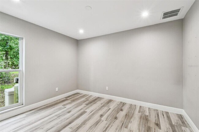 Building Photo - 6005 Lakeside Dr