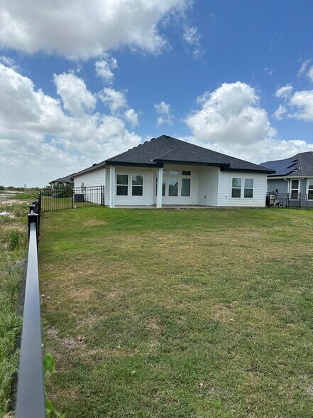 Building Photo - 113 Torrey Pines Rd