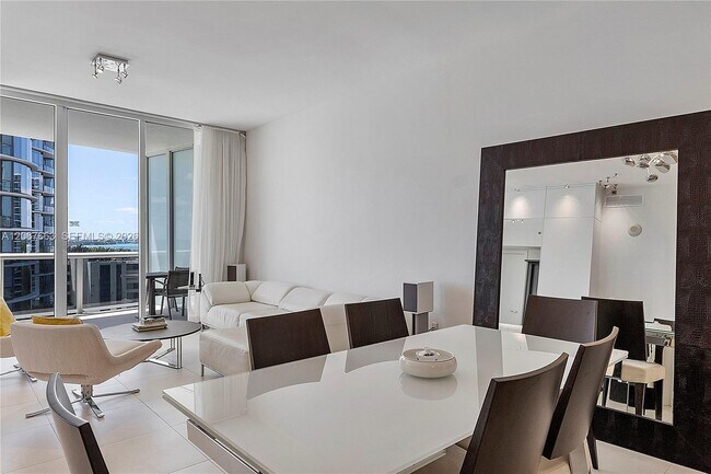 Building Photo - 15811 Collins Ave