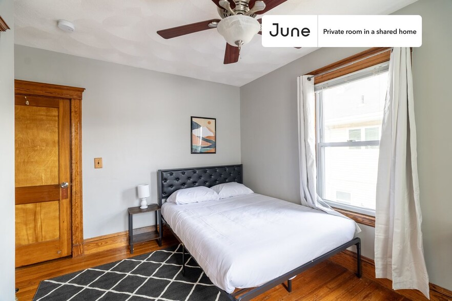 Primary Photo - Private bedroom in 5 bed/2 bath Home