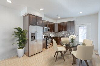 Building Photo - Queen Village Townhome