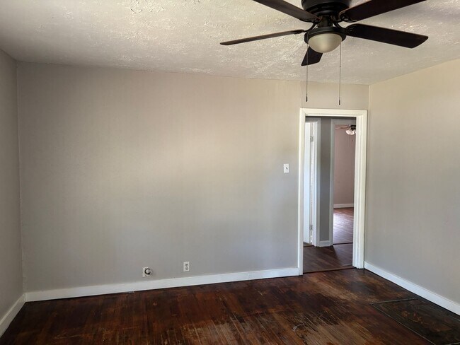 Building Photo - 3/1.5 in Quiet Neighborhood Near Fairview ...