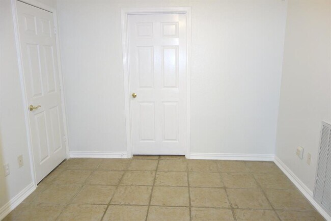 Building Photo - 1005 Rosepoint Dr