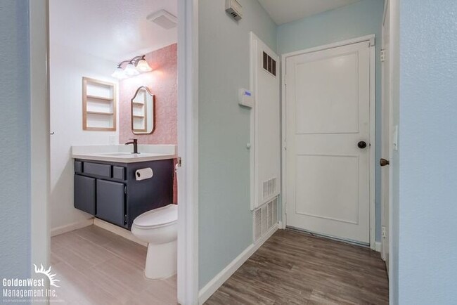 Building Photo - Modern & Spacious 2Bdm 2.5Ba Condo in Cany...