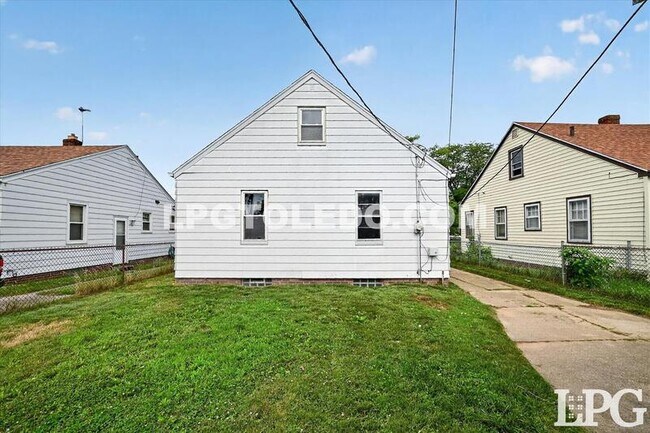 Building Photo - 3540 Bellevue Rd