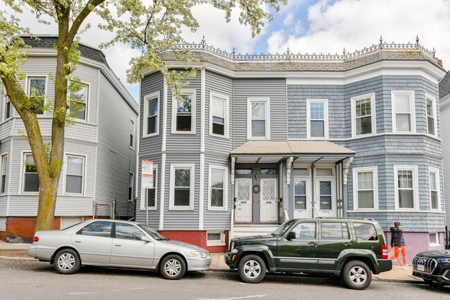 Building Photo - 748 E 3rd St
