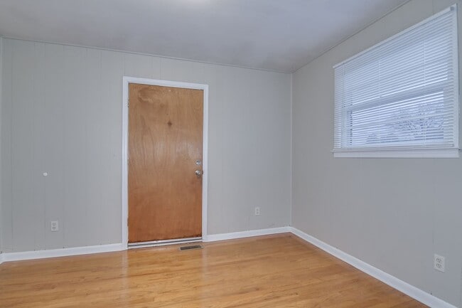 Building Photo - Updated 3 Bed 2 Bath off Columbia Rd