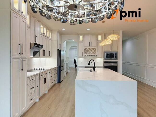 Building Photo - "Spacious Elegance Awaits: 5-Bedroom Home with 3.5 Baths in Winter Garden"