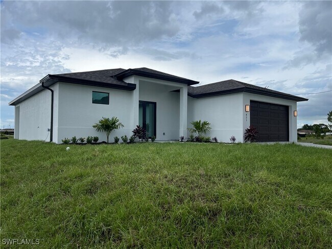 Building Photo - 821 Newell St E