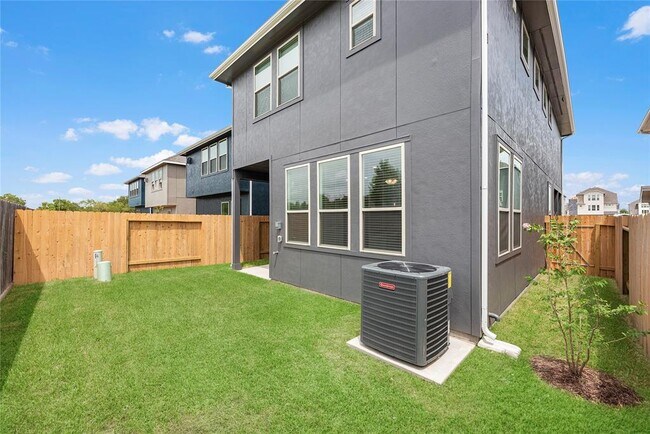 Building Photo - 11908 Briarwood Hill Way
