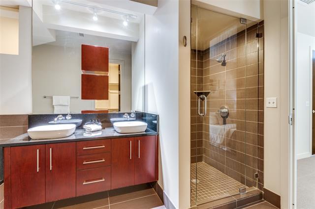 Building Photo - 2600 W 7th St