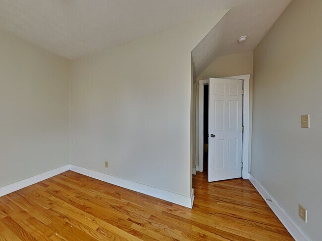 Building Photo - 1365 Indianola Ave