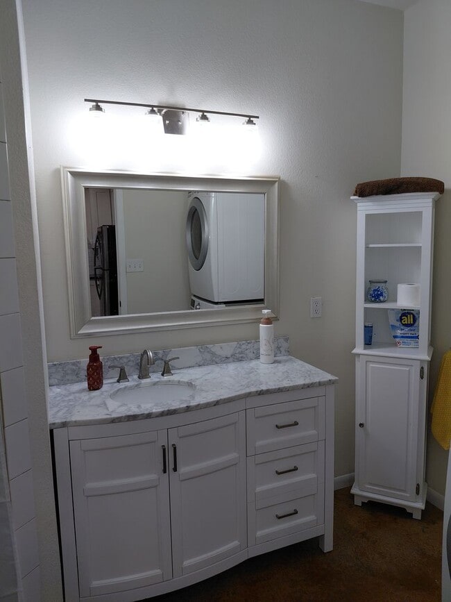 Building Photo - Affordable & Charming 1 bed and 1 bath with all bills paid including lawn care!