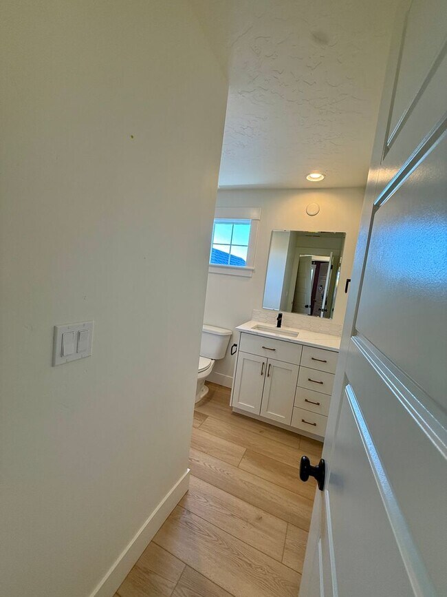 Building Photo - Welcome to this stunning newer home located in the vibrant city of Nampa, ID