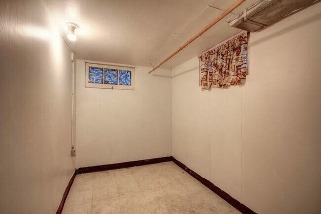 Building Photo - 3-bedroom home in Urbana available NOW!