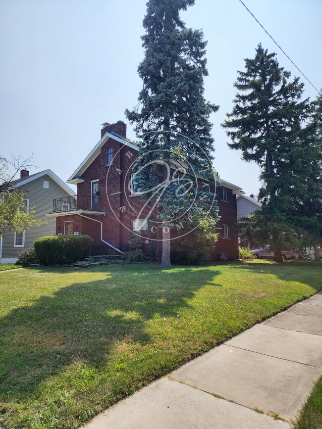 Building Photo - Charming Upper Duplex ready for you to cal...