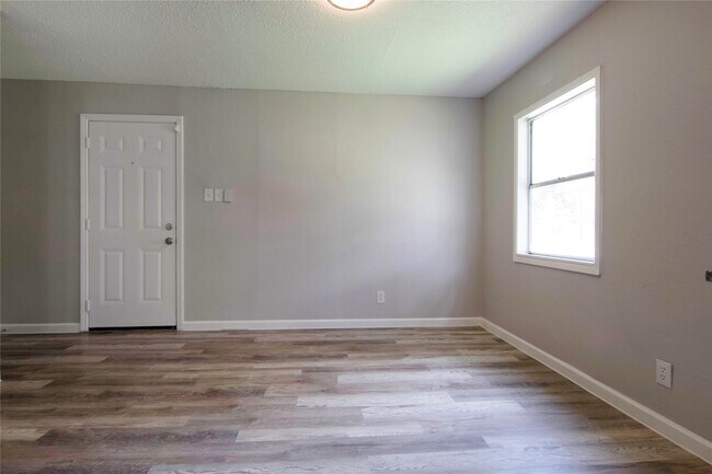 Building Photo - 504 Billington St