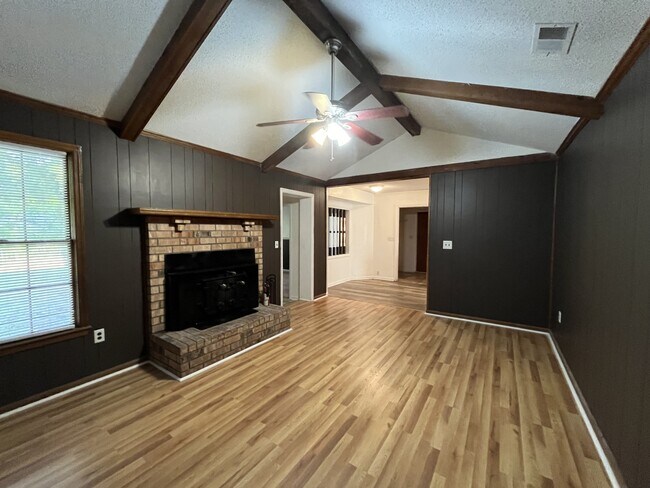 Building Photo - 1222 Hampton Dr