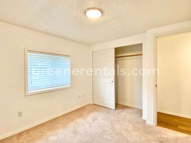 Building Photo - 6733 5th Ct SE