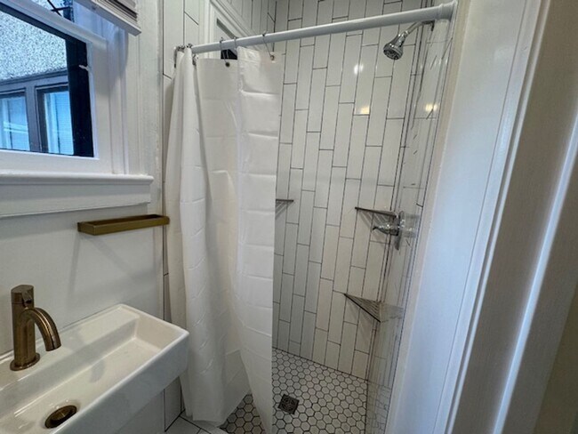 Building Photo - 775 University Ave