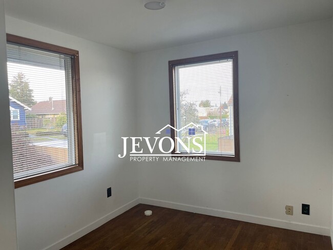 Building Photo - $2,625 Rent Credit - Charming 5-bedroom ho...