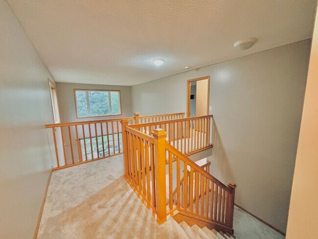 Building Photo - Gorgeous 3 Bedroom 4 Bath End Unit in Eagan