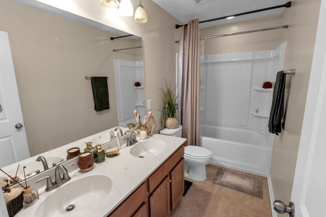 Building Photo - Large fenced yard corner lot - 4 Bedroom home in Moss Grove Plantation