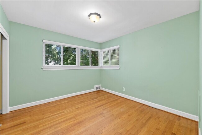 Building Photo - "Charming 4-Bed Retreat with Granite Kitch...