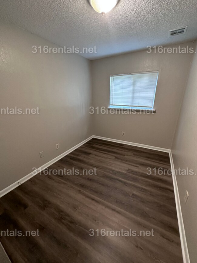 Building Photo - $725 - AVAILABLE NOW! SECTION 8/ Housing Voucher approved 3 bedroom / 1 bathroom