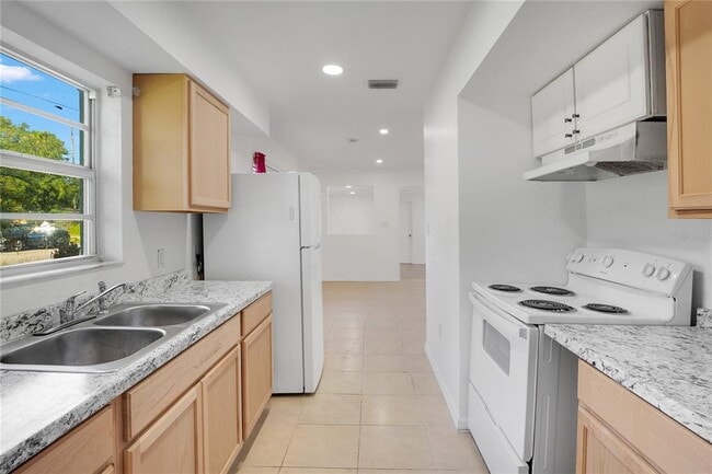 Building Photo - 813 Agnes Dr