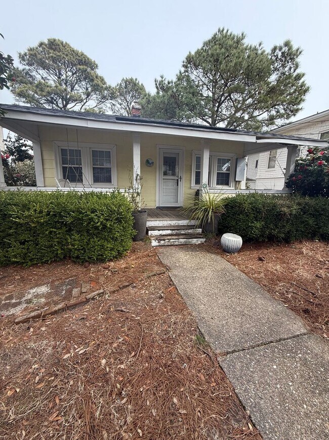 Primary Photo - Charming 2-Bedroom 1 Bathroom Home located...