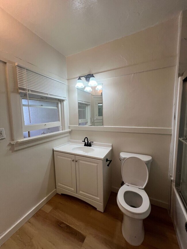 Building Photo - *Available Now! 1 Bedroom Apartment Walkin...