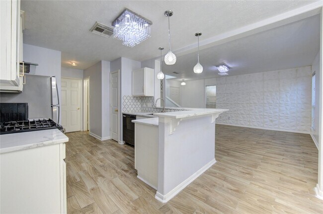 Building Photo - 19334 Strathmore Pl Ln