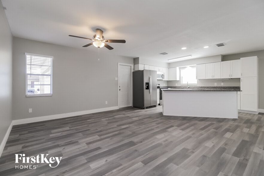 Building Photo - 550 Meadowvale Dr