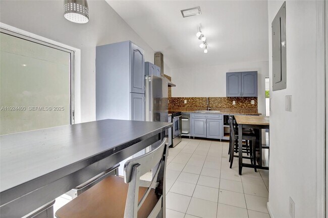 Building Photo - 9862 SW 145th Pl