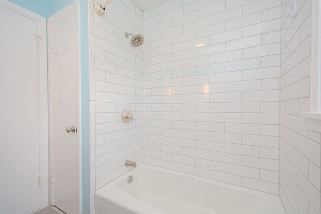 Building Photo - Recently Updated! 4 Bed/2.5 bath