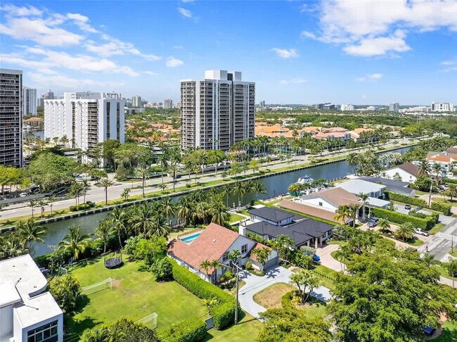 Building Photo - 413 Holiday Dr