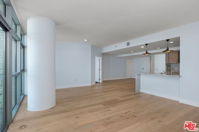 Building Photo - 13650 Marina Pointe Dr