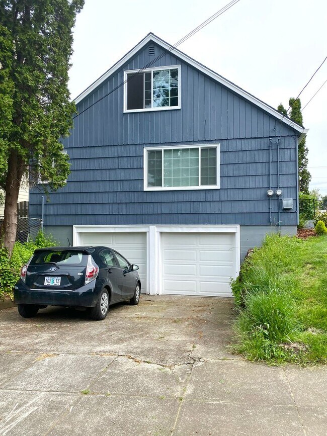 Building Photo - Beautiful Townhouse with Fenced Yard, Gara...