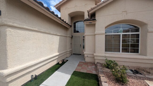 Building Photo - 3 bedroom 1 story house with large backyar...
