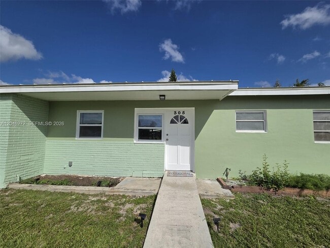 Building Photo - 305 SE Airoso Blvd
