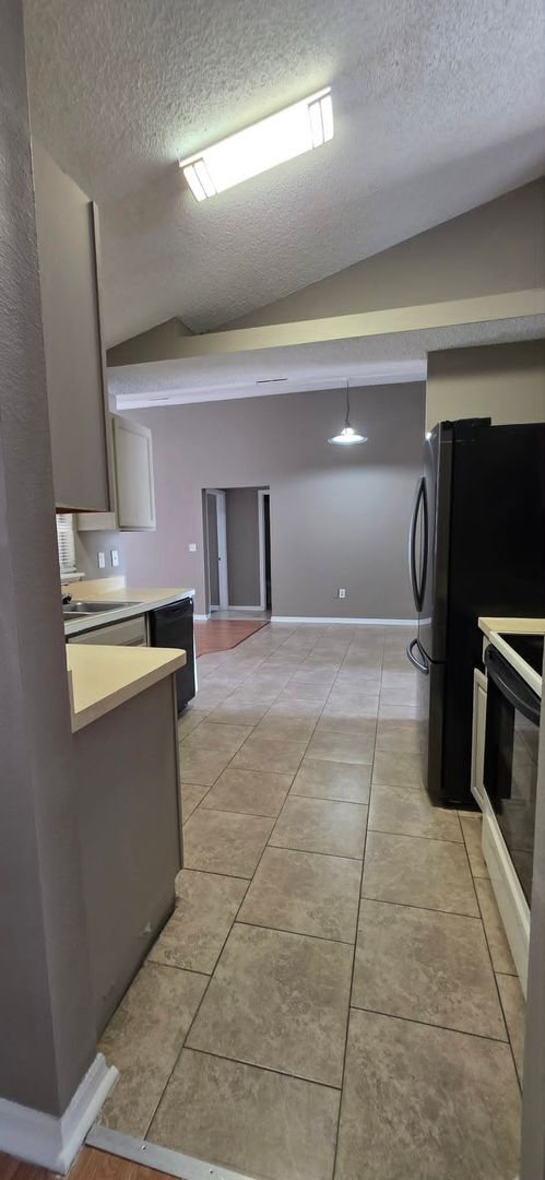 Building Photo - Spacious 3BR Home with Florida Room & Fenced Backyard