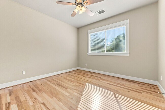 Building Photo - 401 Zennia St