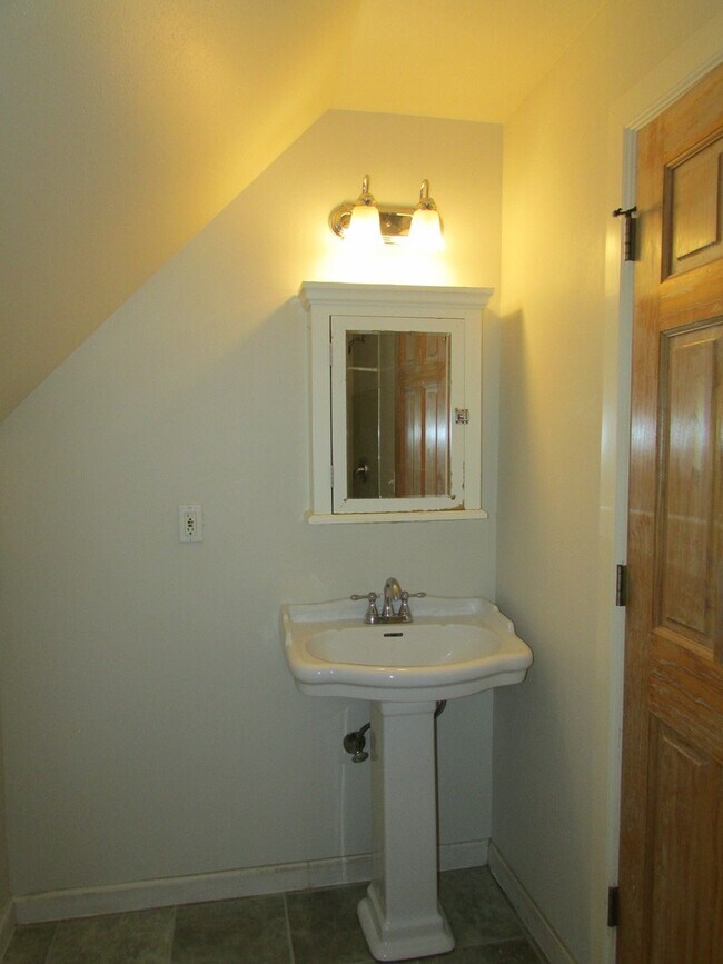 Building Photo - Leasing NOW-- Excellent 7 Bedroom/3 Bathroom Unit Near UW