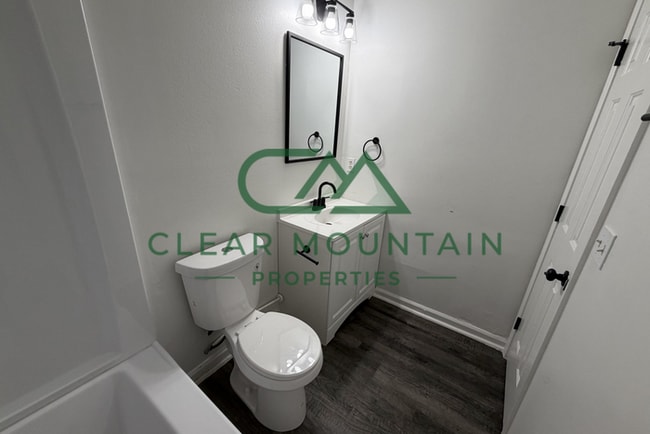 Building Photo - MOVE-IN SPECIAL! FREE RENT!