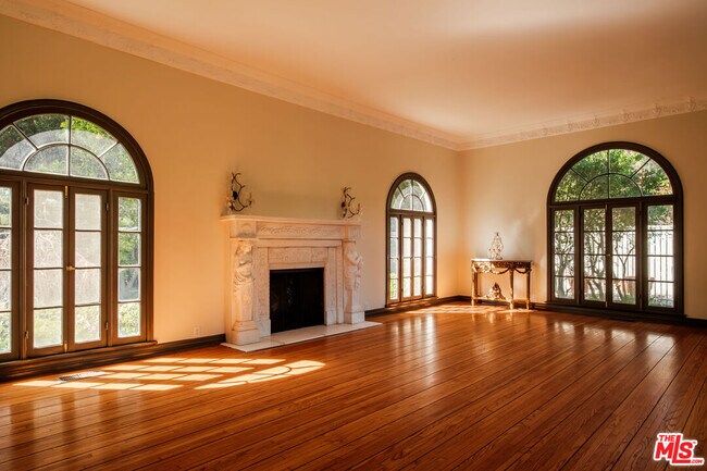 Building Photo - 1004 N Beverly Dr